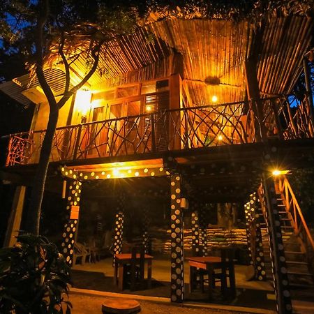 The Winsome & Tree House Bed & Breakfast Ella Bagian luar foto