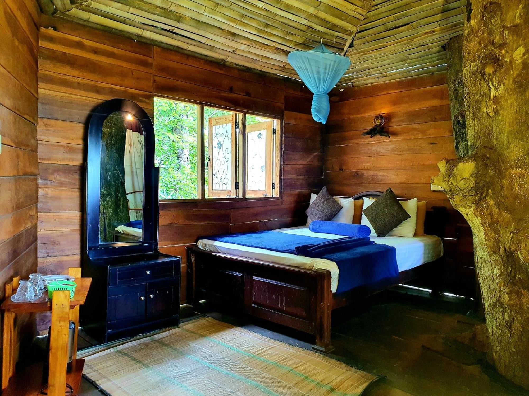 The Winsome & Tree House Bed & Breakfast Ella Bagian luar foto