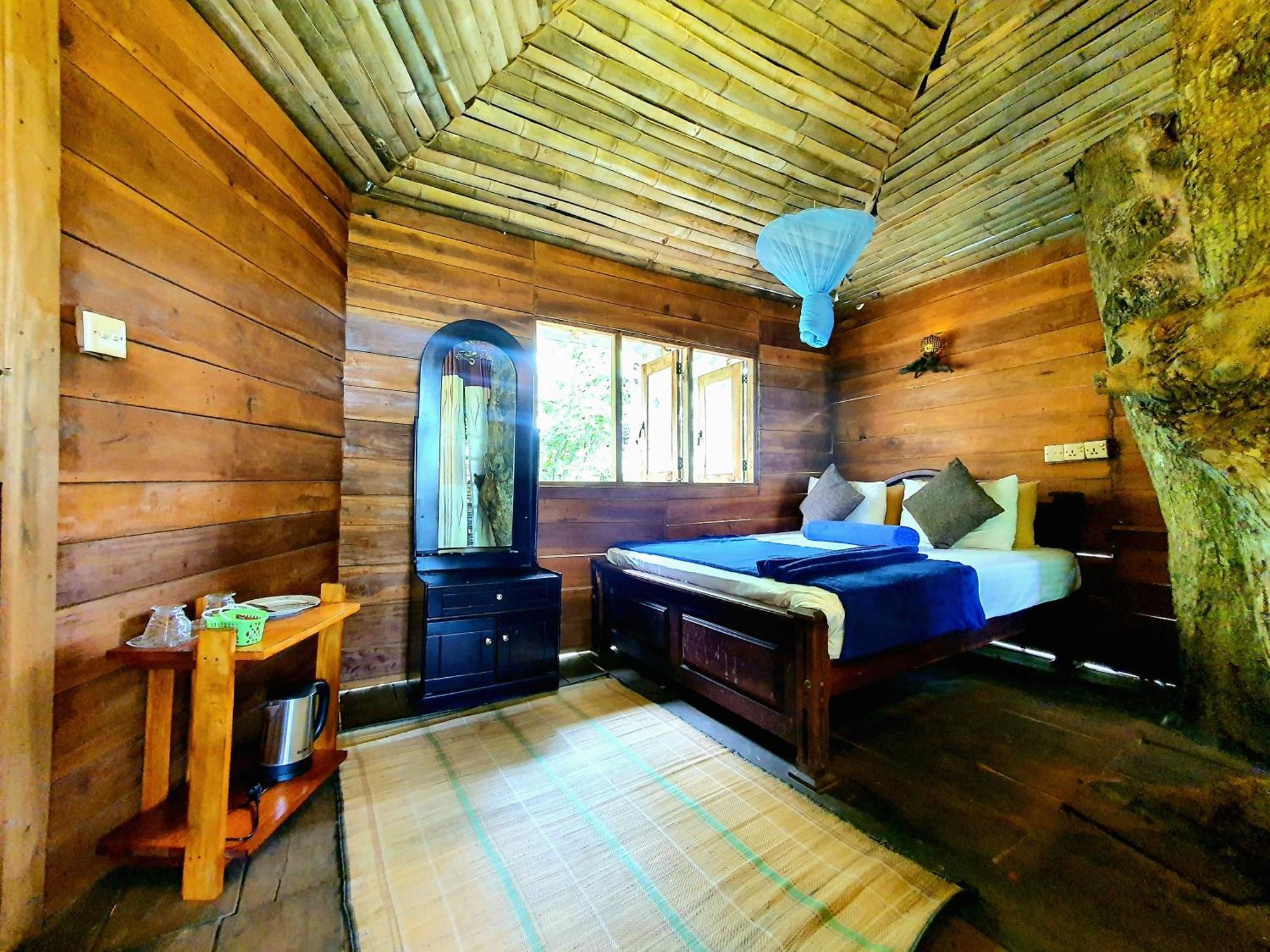 The Winsome & Tree House Bed & Breakfast Ella Bagian luar foto