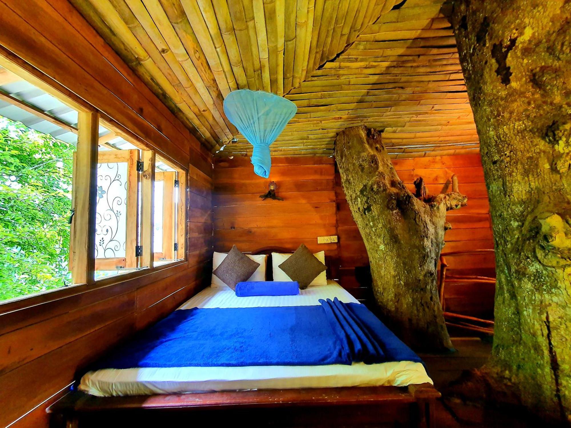 The Winsome & Tree House Bed & Breakfast Ella Bagian luar foto