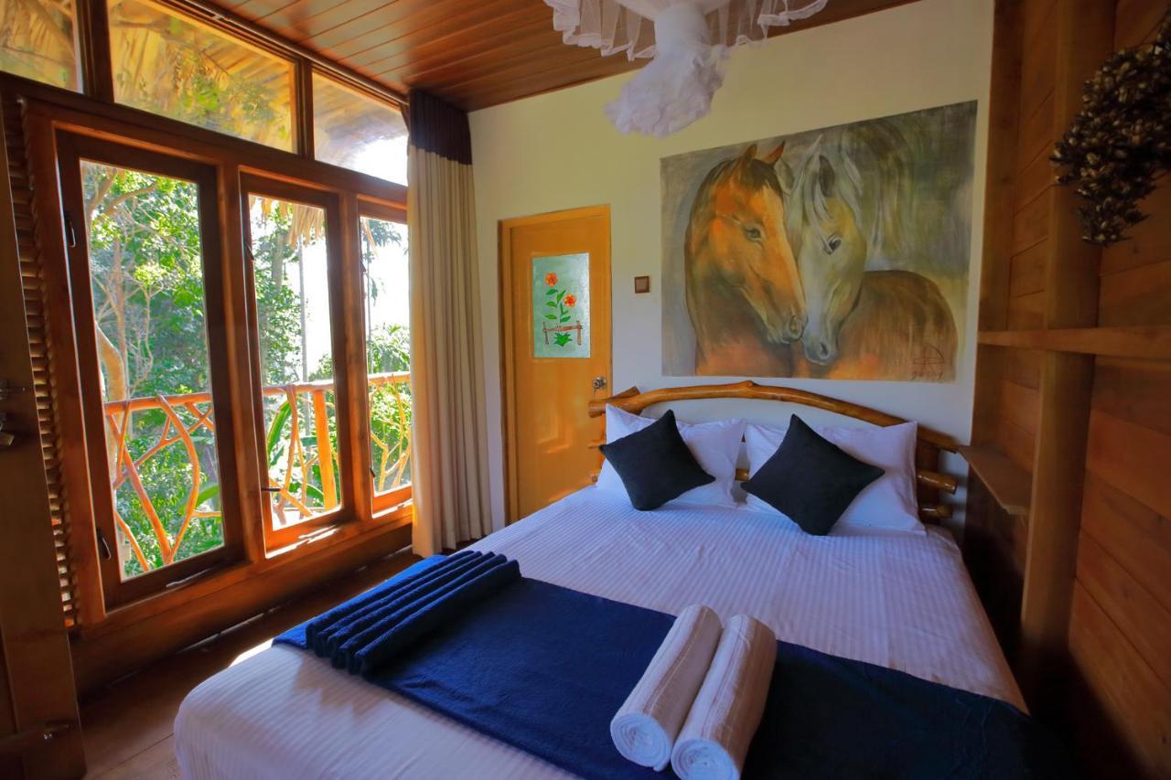 The Winsome & Tree House Bed & Breakfast Ella Bagian luar foto