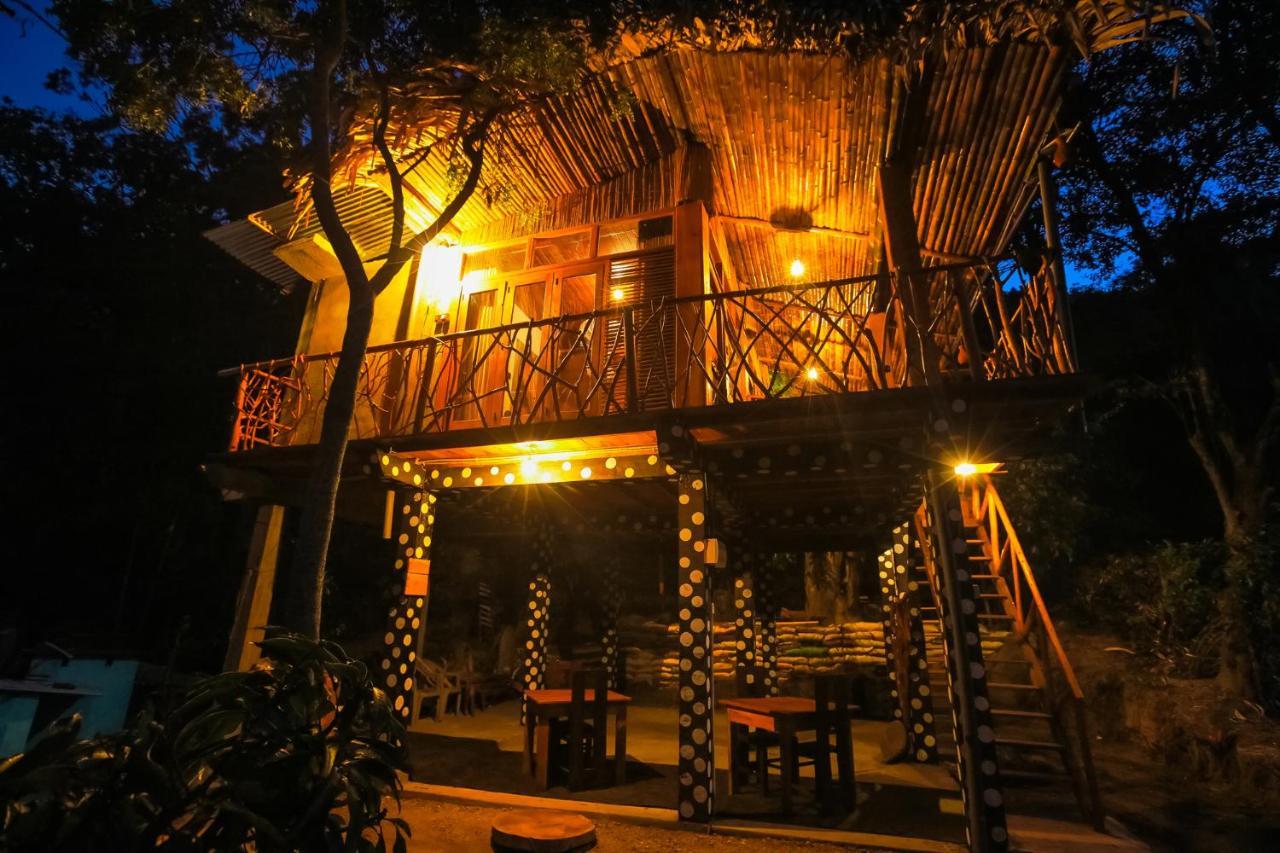 The Winsome & Tree House Bed & Breakfast Ella Bagian luar foto